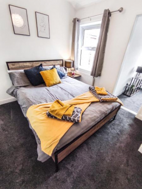 'Number 11' Central Colchester - Super Convenient 2 x Double Bed 1 x Single Bed Cottage PLUS Office & Garden, 8 min walk Nth Station & Town Ctr, 2 min walk local shops & restaurants